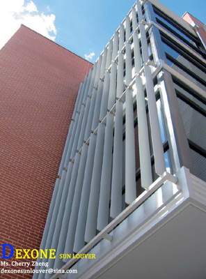 Alumínio vertical das grelhas usado para a parede de cortina da fachada